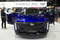 今回はヨーロッパにおけるキャデラックのお話を。これは2025年のパリのヒストリックカーショー「レトロモビル」に展示されたEV「リリックAWD」。全長×全幅×全高＝5005✕1977✕1623mmで、満充電からの航続可能距離は530km（WLTPモード）。