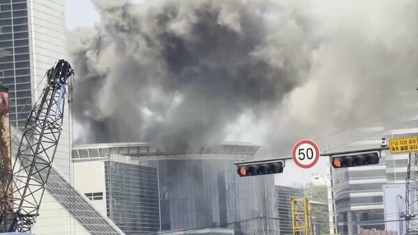 【速報】韓国・ソウル中心部の大型複合施設で火事…黒煙立ち込め利用客ら建物の外に避難 日本人も多く訪れる観光スポット|FNNプライムオンライン – FNNプライムオンライン 【速報】韓国・ソウル中心部の大型複合施設で火事…黒煙立ち込め利用客ら建物の外に避難 日本人も多く訪れる観光スポット|FNNプライムオンライン - FNNプライムオンライン
