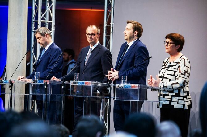 2025年4月9日、ドイツ・ベルリンで行われた連立交渉成功後の記者会見に臨むバイエルン州のマルクス・ゾーダー首相、CDU（キリスト教民主同盟）のフリードリヒ・メルツ党首、SPDのラース・クリングバイル党首とサスキア・エスケン党首。