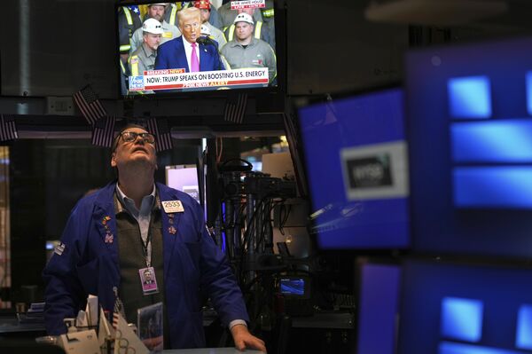 トランプ関税の影響で総崩れ状態の株式市場（写真：AP/アフロ）