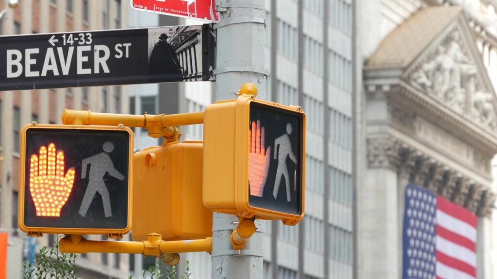 ｢クルマに優しい街｣はもはや時代遅れ…アメリカ主要都市が｢歩行者の信号無視の合法化｣を進める理由 ｢歩きやすい街｣ほど経済的に潤っている | PRESIDENT Online（プレジデントオンライン）