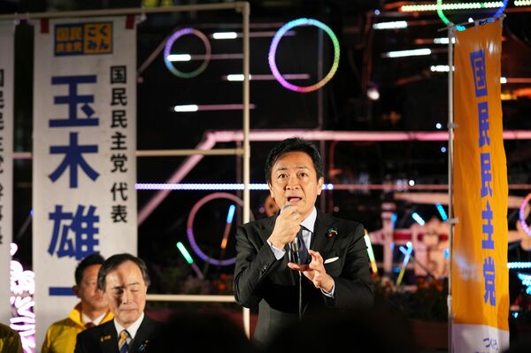新橋で街頭演説会に臨む国民民主党の玉木代表（写真：アフロ）