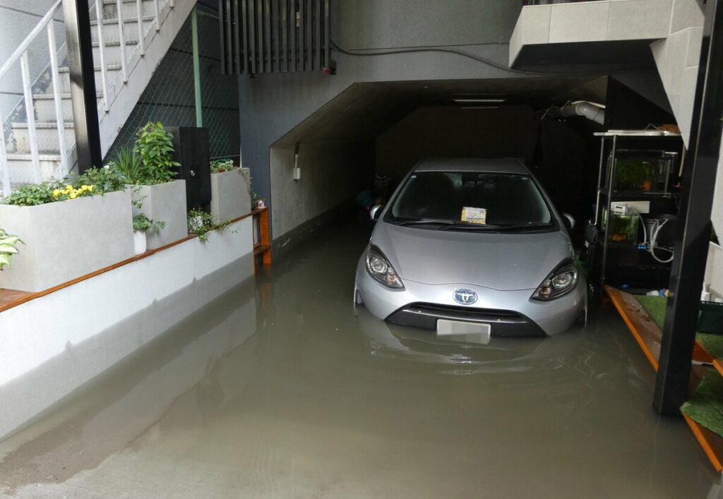「もう廃車だろう」駐車場に水が流れ込む 京都市中心部の国道1号で大規模冠水 住民は悲鳴 - 京都新聞デジタル