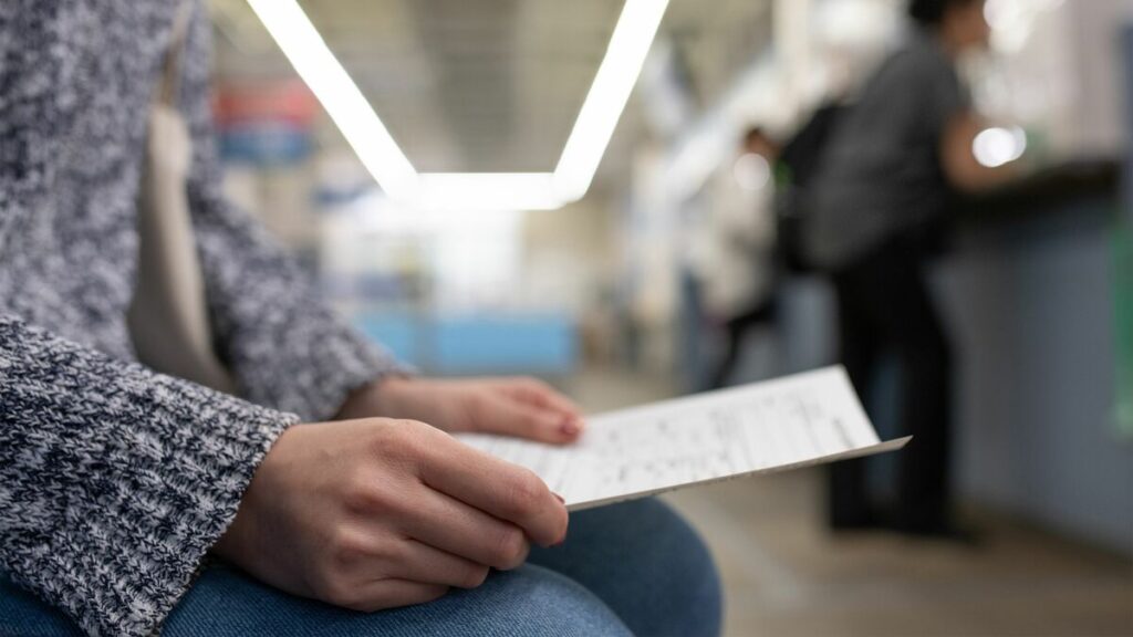 日本が貧乏になった｢真の原因｣はここにある…｢急ぐなら19万円払え｣でクレーマーを撃退する英国行政の凄さ ｢ペーパーワーク撲滅｣への覚悟が日本とぜんぜん違う | PRESIDENT Online（プレジデントオンライン）