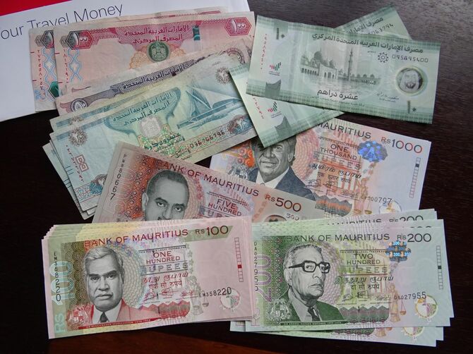 郵便で送られてきた英国の銀行から郵便で送られてきたモーリシャスとUAEの通貨