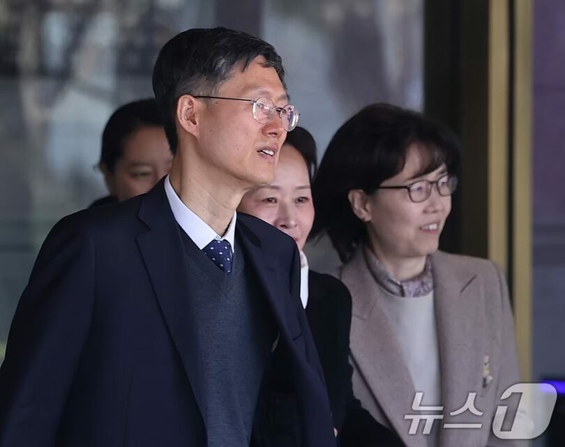 2025年1月7日、憲法裁判所を出るムン・ヒョンベ氏（左）とイ・ミソン氏（右端）(c)news1