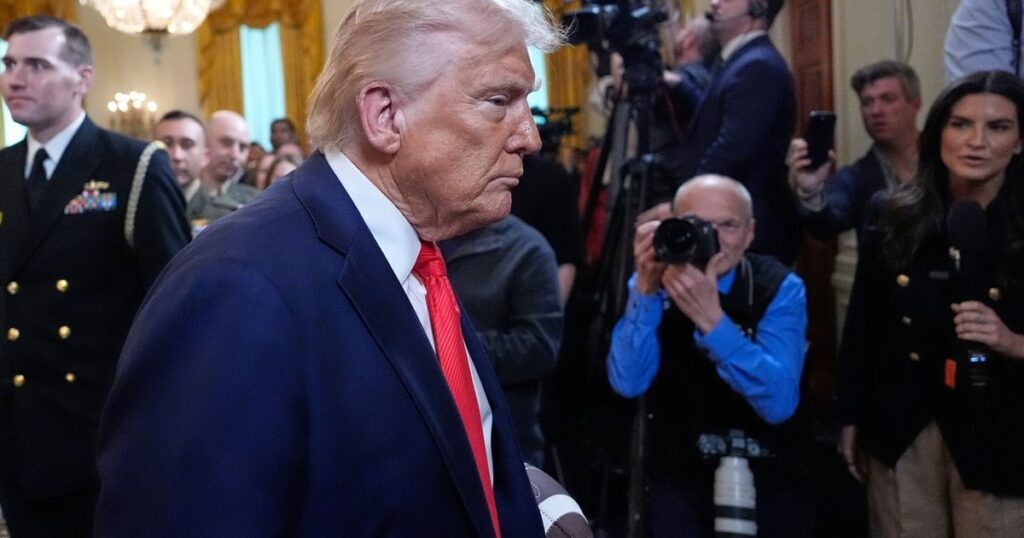裁判官は、トランプ当局者に対する刑事cont罪の手続きを開きます