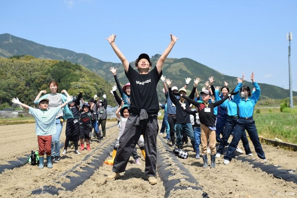 踊りながら里芋の植え付け 愛媛県大洲市