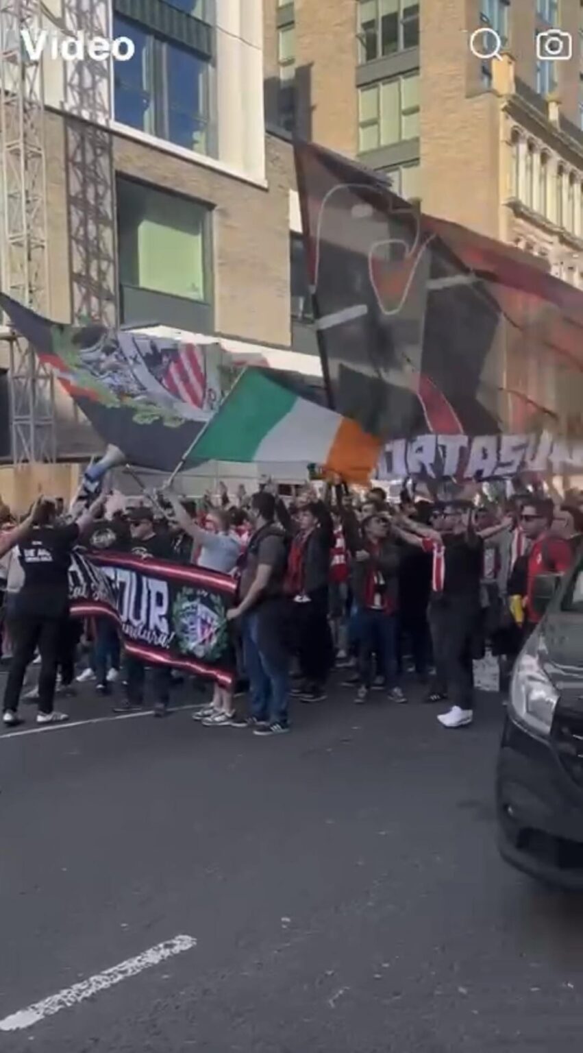 アスレチックビルバオファンはアイルランドの旗が大好きです。