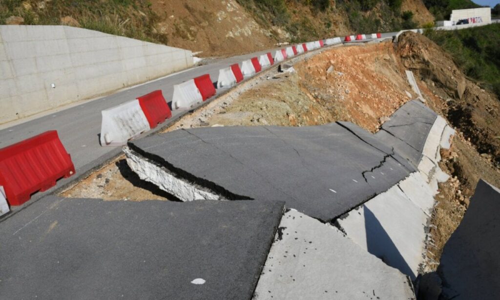 Larissa-Volos：リリースされる前に、購入者の仕事は新しい沿岸道路のために崩壊しました（写真）