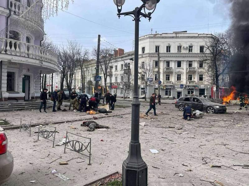 20人以上の死者。ロシアは中央サミにミサイルストライキを開始します。すべての犠牲者は民間人です