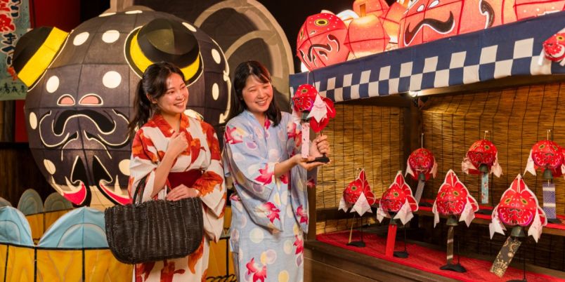青森の夏の風物詩・金魚ねぷたが館内を彩る！「青森屋 by 星野リゾート」の「しがっこ金魚まつり」｜るるぶ&more.
