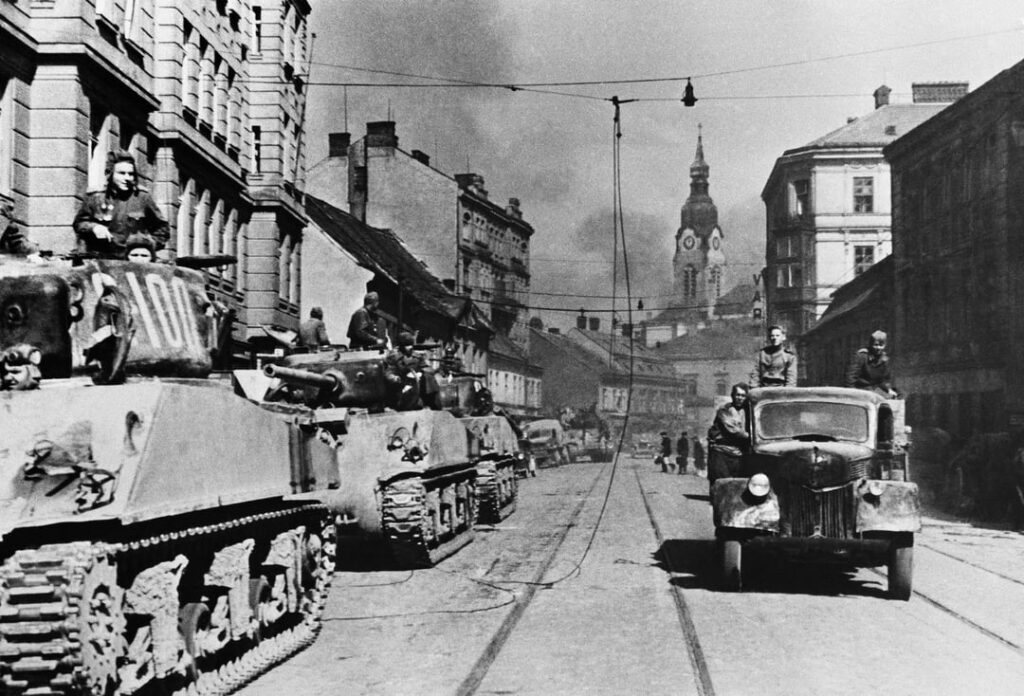 1945年4月26日、軍隊を征服した2。ウクライナ戦線、数日間の戦いの後、ブルノ。 Brnoとその周辺での戦いで、20,000人のソビエトとルーマニア人（そのうち4,246人がBrnoで直接）、7,000人のドイツ人と約1,200人の市民が死亡しました。以前の爆撃とソビエトで約800人が死亡しました。