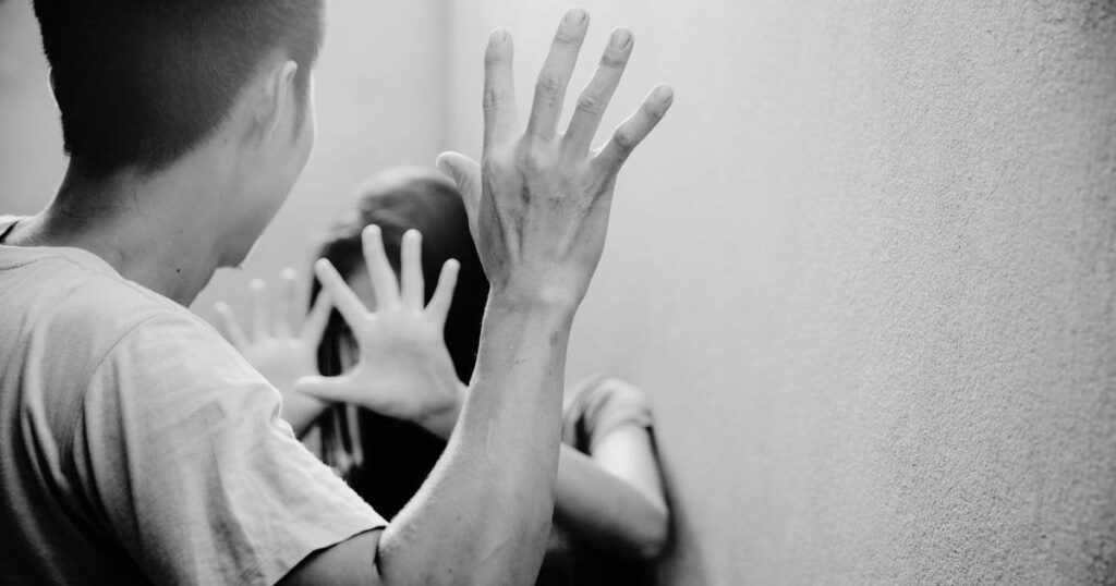 学校の警備員は生徒を倒します！？両親は恐ろしい：「彼は彼らが乗っていて虐殺したと叫んだ」