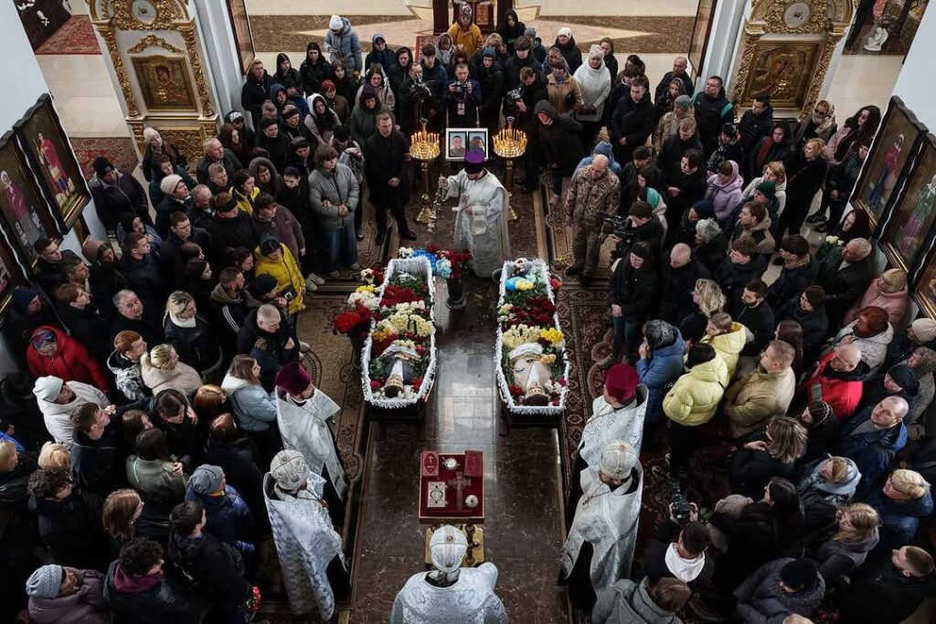 先週、ロシアの攻撃からクリヴィイRIHで殺された子供たちのための葬儀