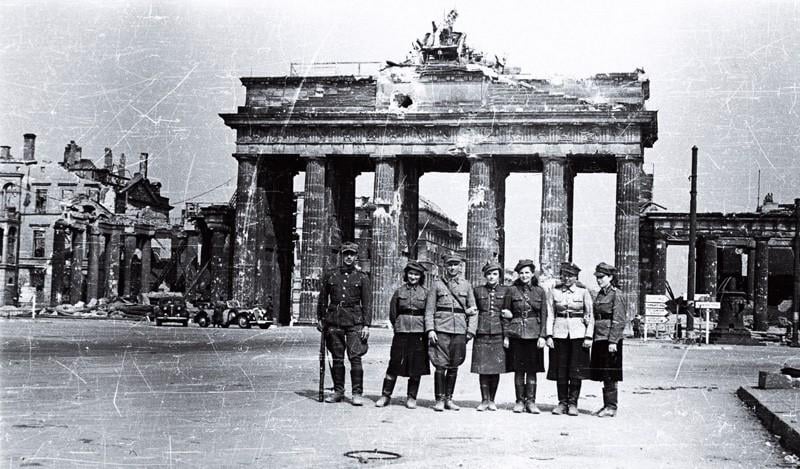 最近捕獲されたベルリンの都市のポーランド兵。 1945年5月2日。