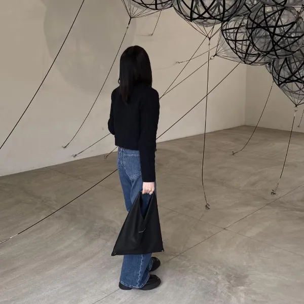 青森にある「十和田市現代美術館」で作品を鑑賞している女性の後ろ姿