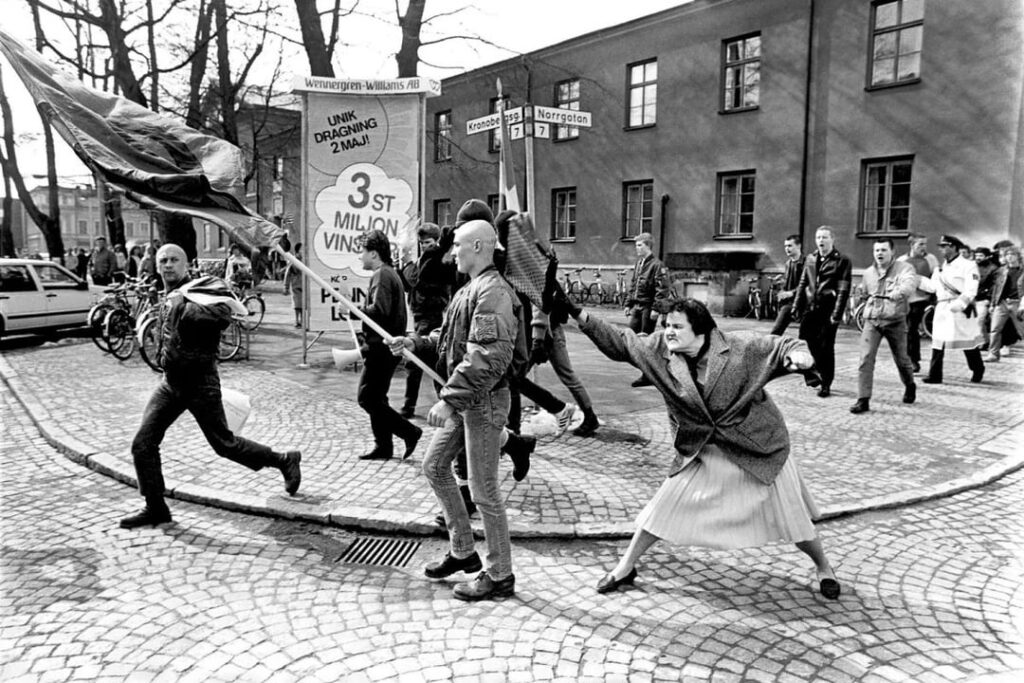 4月13日土曜日、Neo -Nazi Nordic National PartyはVäxjöの広場でデモンストレーションを開催しました。カウンターデモーションが動員され、すぐに彼らは怒っているヴァクジョジョの住民によって追い出され、10人のネオナチが都市の鉄道駅に避難し、そこでトイレに閉じ込められます。