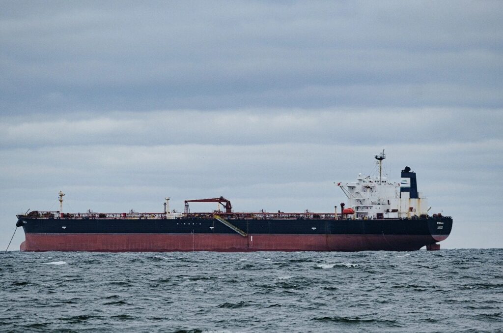 エストニアはロシアのシャドウ艦隊からタンカーを「偽の旗」違反を押収します
