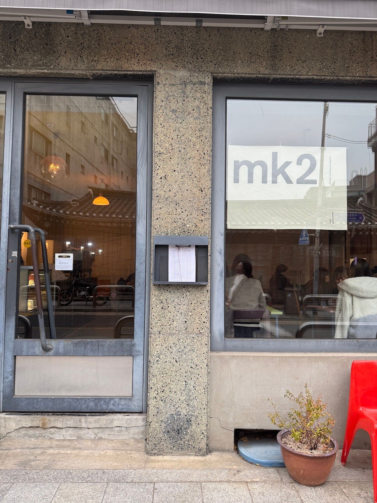 ローカルの業界人たちが集う、交流の拠点となるカフェ