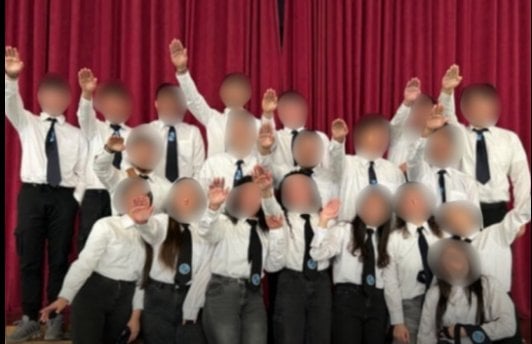 ナチスの挨拶をしている学生の写真のサロ - 教育省が命じた