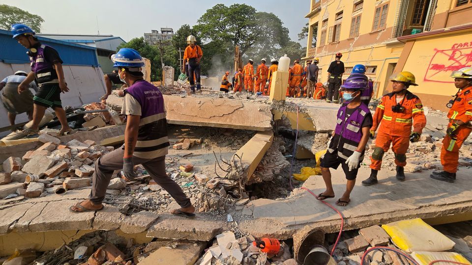 地震発生から２週間。現地では生存者の捜索は打ち切られ、復興支援や被災者支援に活動が切り替わっている/Zaw Zaw
