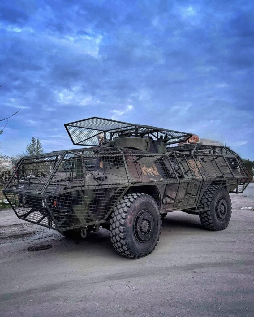 ウクライナ軍からの車両全体の周りに抗ドローンケージ保護を備えた米国がサプリしたM1117ガーディアン装甲セキュリティ車両（ASV）。