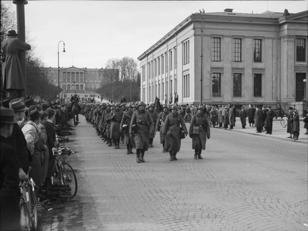 ドイツは1940年4月9日にノルウェーとデンマークに侵入し、スウェーデンから購入していた鉄鉱石を確保しました。両国は、ドイツ人と戦うためにノルウェーに上陸した同盟国と一緒に、ノルウェー人を擁護しました。その日、オスロフィヨルドで重い巡洋艦ブルーチャーが破壊されました。