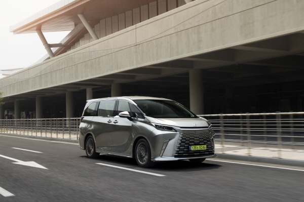「2025大韓民国今年のユーティリティ」を受賞した「レクサスLM500h」 [写真提供=韓国自動車記者協会]