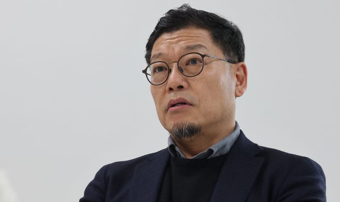 ソウル大学の李廷東（イ&middot;ジョンドン）教授がポーズを取っている。 [イ&middot;スンファン記者]