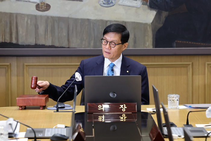 韓国銀行(韓銀)の金融通貨委員会(金通委)が17日現在、年2.75%の基準金利を据え置くことを決めた。この日、金融通貨委員会の基準金利凍結の背景として、最近、米国ドナルド·トランプ政権の関税政策で為替.. – 매일경제 韓国銀行のイ·チャンヨン総裁が17日、ソウル中区の韓国銀行本館で開かれた金融通貨委員会の本会議で、議事棒を叩きながら開会宣言をしている。 【写真出典=聯合ニュース】