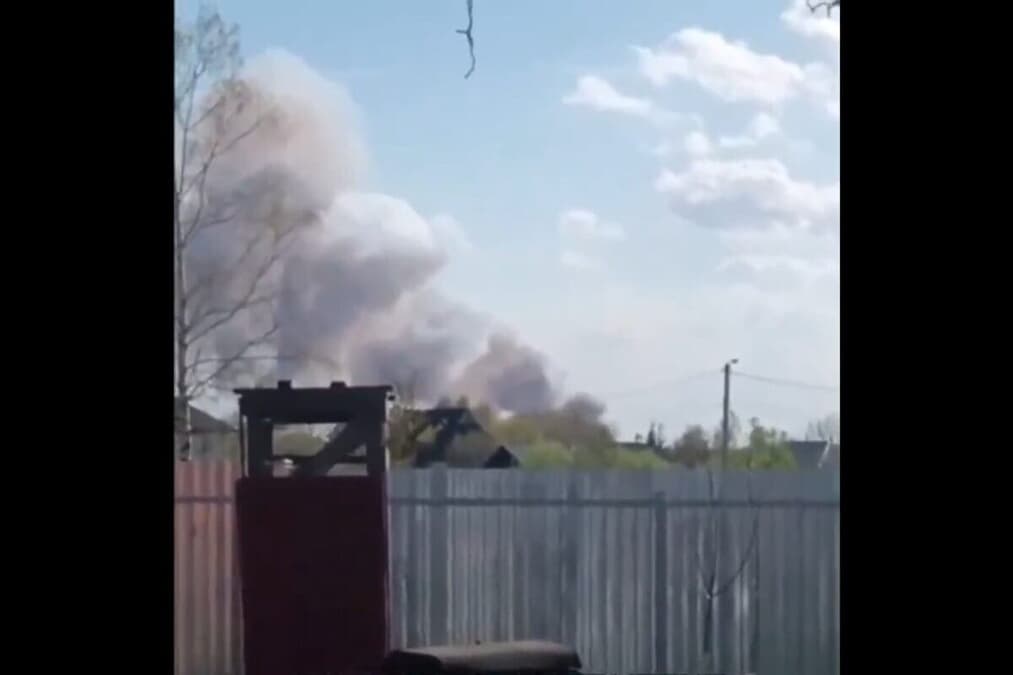 【動画】ロシア武器庫が巨大爆発...凄まじい「火の玉」が吹き上がる様子を撮影、直前に「ドローンの音」証言も - ニューズウィーク日本版 オフィシャルサイト