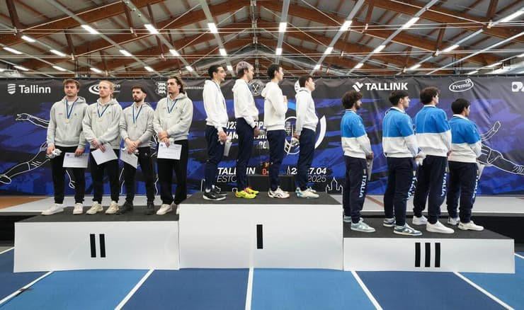 スイスフェンシングチームは、イスラエルの金メダリストのメダルセレモニー中に背を向ける