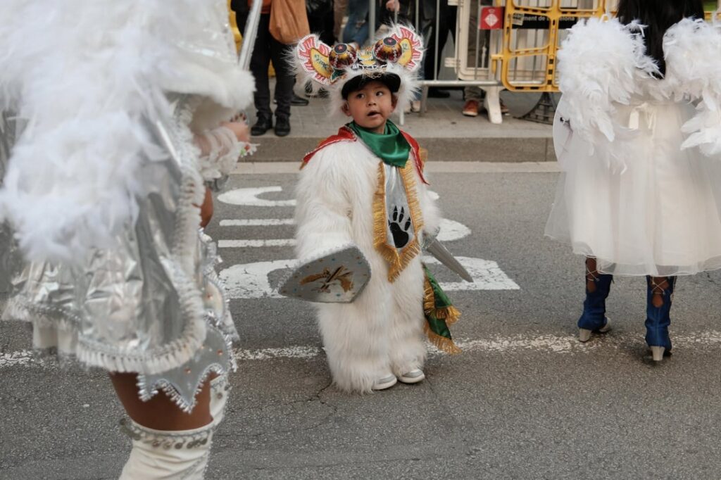 スペイン、バルセロナの街で踊る（カーナバル /ディアブラダ）-Fuji X100VI