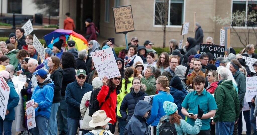 血まみれのトランプのファンは、「ハンドオフ」ラリーでの反マガの衝突でライフルを引っ張る