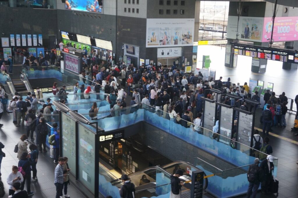JR京都駅「不審物」騒ぎ、7万6千人に影響 黄色テープで巻かれた箱、中身は外国製食料など