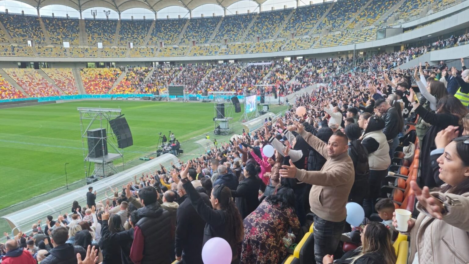 ルポルタージュ。政治的な瞬間に、国立舞台に15,000人が存在する宗教的なイベントを変える方法。 「神は地震を通して国を目覚めさせる」 - 写真/ビデオ