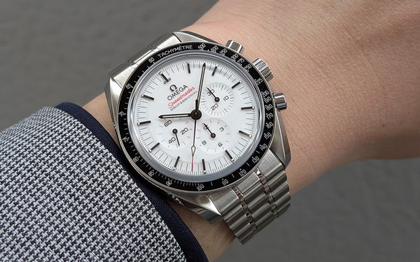 爽やかなホワイトがまぶしい！ オメガ「スピードマスター ムーンウォッチ」を着用レビュー | 高級腕時計専門誌クロノス日本版[webChronos]