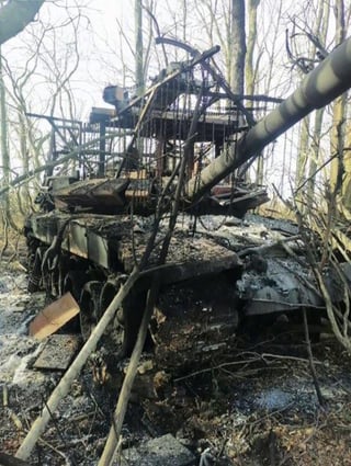 Pokrovsk Raionで、ロシアのT -72B3Mメインバトルタンク（MBT）を破壊して燃やしました。