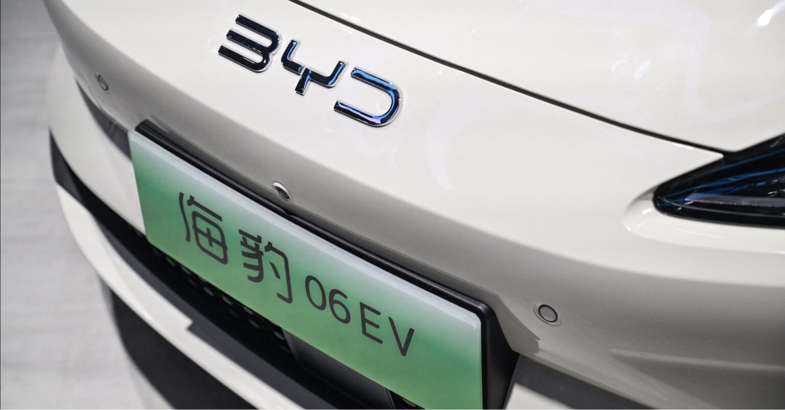 残念ですが、国産車では足元にも及びません…BYDの「軽EV」と国産首位・日産サクラの圧倒的な性能差【海外勢の参入を阻止してきた日本独自の「ガラ軽」市場】