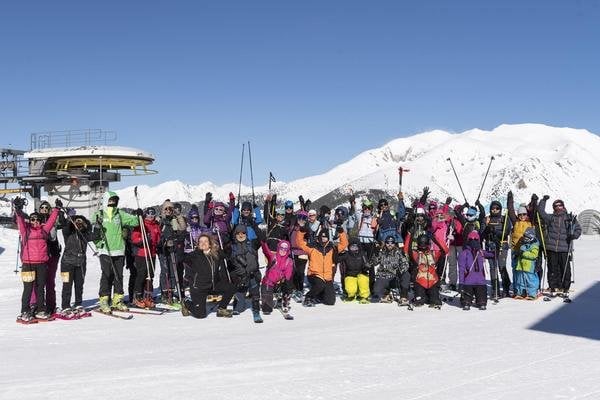 山とラケットの連帯クロスボウの70人の参加者