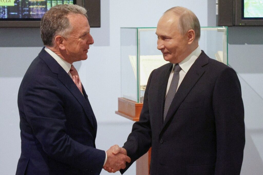 アメリカ人は現在、ロシアが「敵」であるかどうかについて分裂している、と世論調査は、ドナルド・トランプ大統領がウクライナでのロシアの戦争を終わらせるための契約を求めているように、アメリカ人、特に共和党員の態度が変化している。
