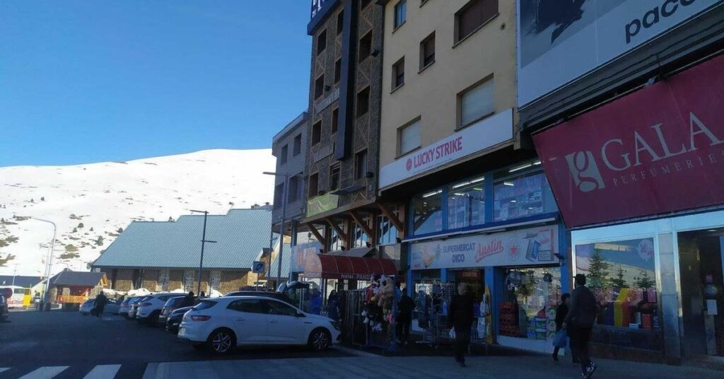 Pas de la Casaの隣人は、密輸を増やすことで持続不可能な状況を報告しています