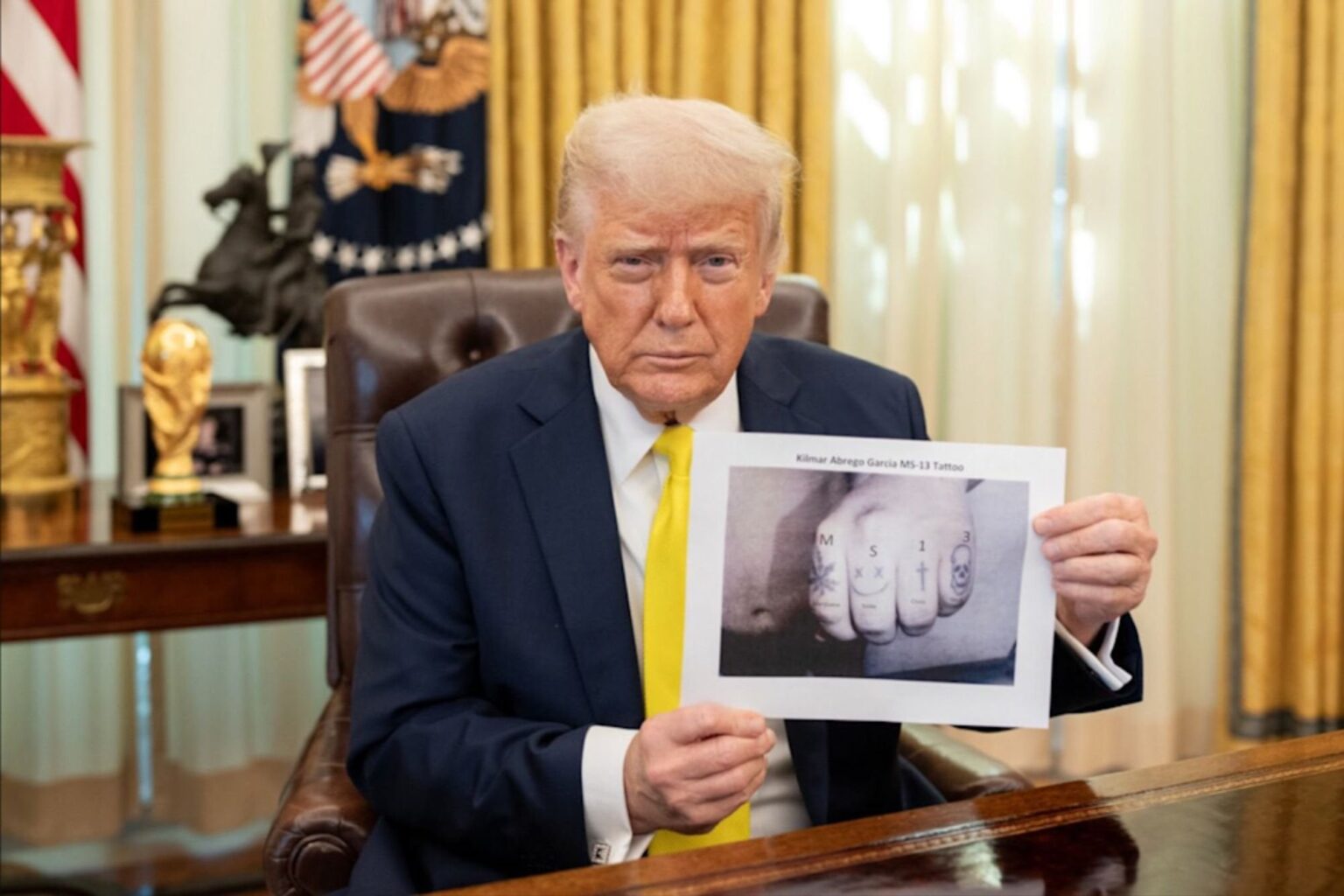 トランプは、MS-13ナックルタトゥーでアブレゴガルシアの手の写真を投稿しました。インターネットの探偵は、それがフォトショップであると言います