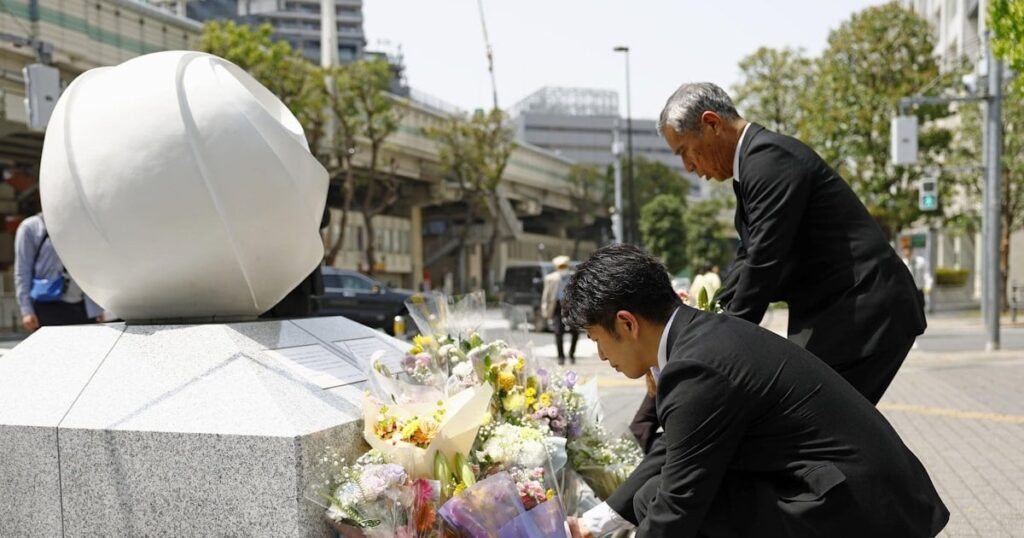 池袋暴走事故6年 慰霊碑で祈り、妻子の笑顔いつも心に