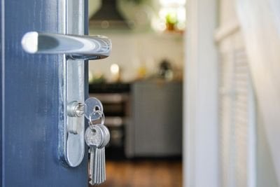 アイルランドの若者は私有の家の夢を捨て、代わりにソーシャルハウジングに応募する