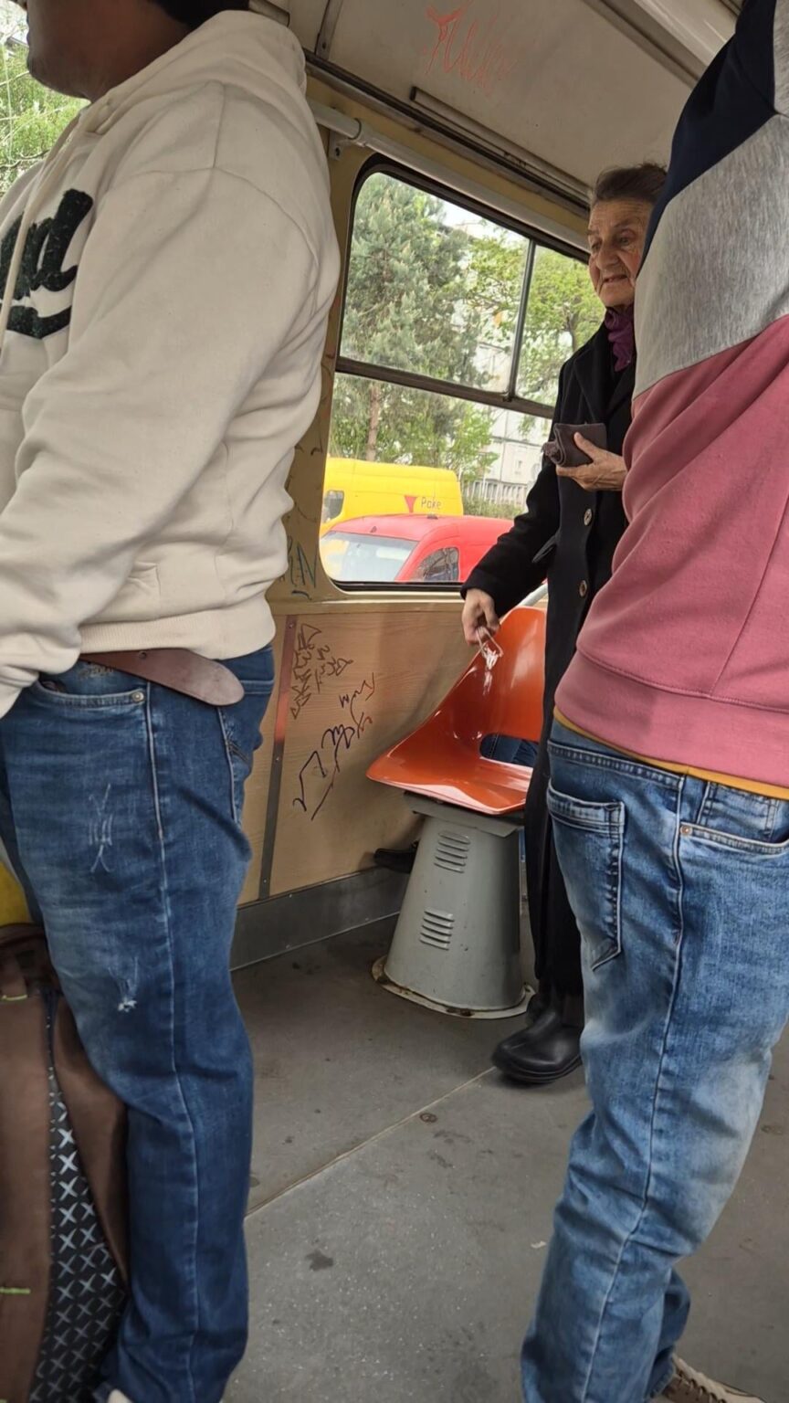王冠のあるババは、路面電車で移民を攻撃しました
