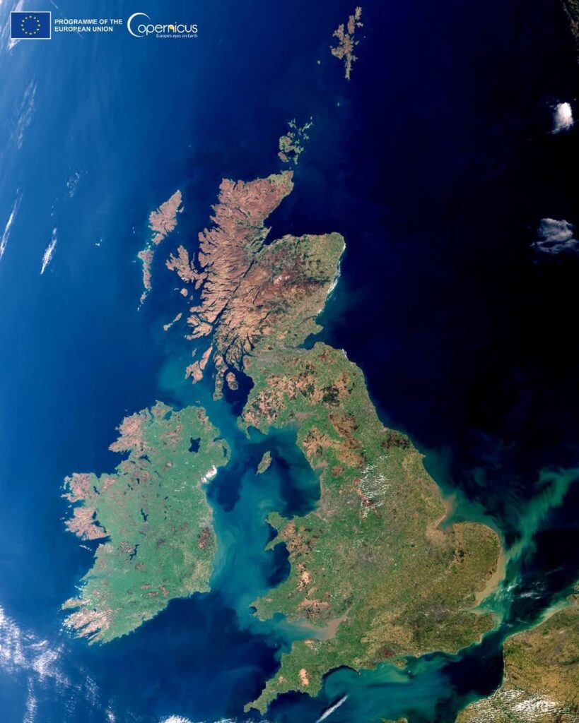 宇宙からの雲のないアイルランドとイギリス！