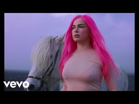 Addison Rae-ヘッドフォンオン（VesturbergのIcelandのfeat。