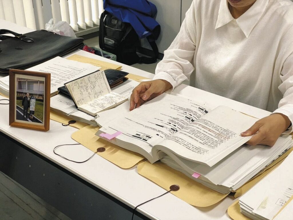 森友文書の遅すぎた開示に赤木雅子さんは…涙「死なんでもよかったのにね」 俊夫さんのかばんに紙束を収めた